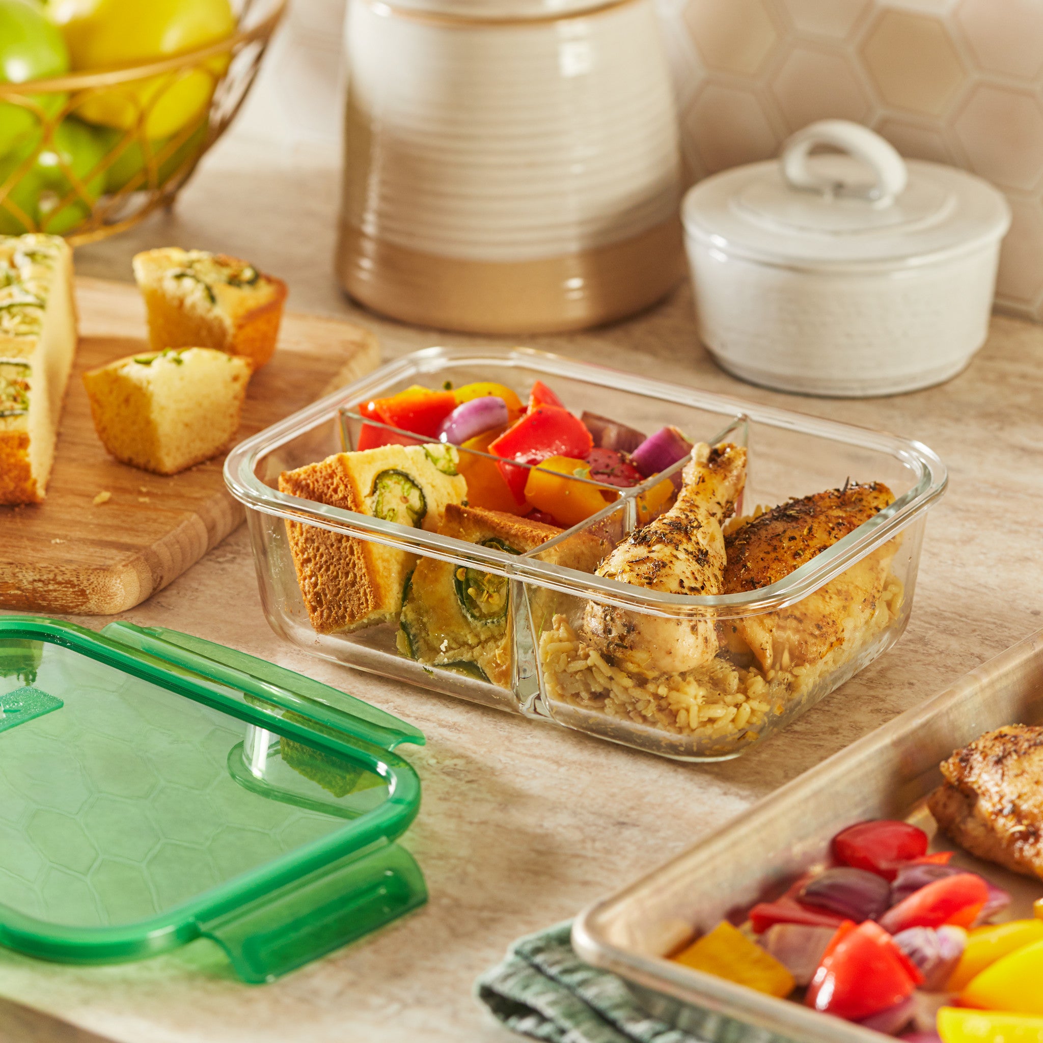 Pyrex® MealBox™ 5.5-cup Divided Glass Food Storage Container with Green Lid - 图片 2